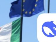 DeepSeek derrière des drapeaux européens et italiens. // Source : Wikipedia DeepSeek derrière des drapeaux européens et italiens. // Source : Wikipedia