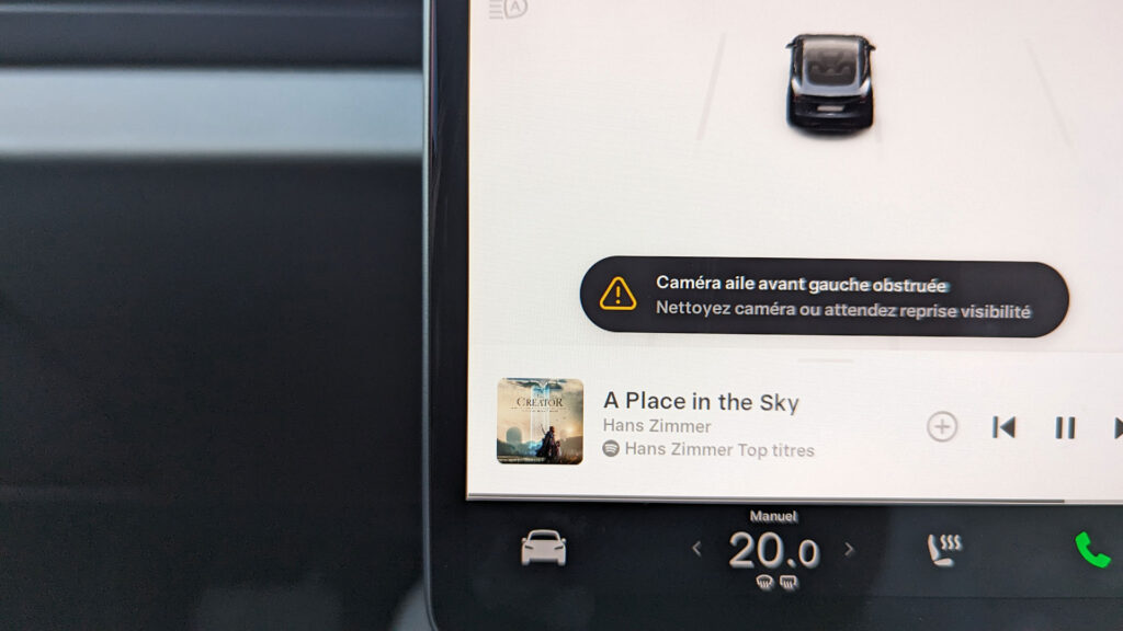 Alerte caméra obstruée sur Tesla // Source : Raphaelle Baut pour Numerama Alerte caméra obstruée sur Tesla // Source : Raphaelle Baut pour Numerama