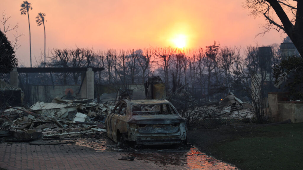 Les débris des incendies de Los Angeles nécessitent une grande attention des équipes de nettoyage // Source : CAL FIRE_Official Les débris des incendies de Los Angeles nécessitent une grande attention des équipes de nettoyage // Source : CAL FIRE_Official