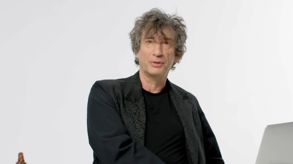 Neil Gaiman lors d'une interview pour WIRED, en août 2022 // Source : Capture d'écran Youtube Neil Gaiman lors d'une interview pour WIRED, en août 2022 // Source : Capture d'écran Youtube