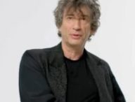 Neil Gaiman lors d'une interview pour WIRED, en août 2022 // Source : Capture d'écran Youtube Neil Gaiman lors d'une interview pour WIRED, en août 2022 // Source : Capture d'écran Youtube
