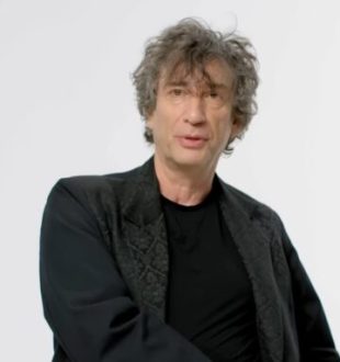 Neil Gaiman lors d'une interview pour WIRED, en août 2022 // Source : Capture d'écran Youtube