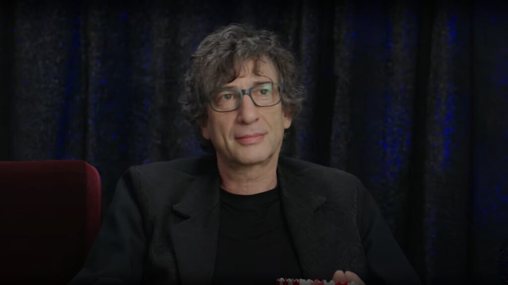 Neil Gaiman en 2022, lors d'une interview pour Vanity Fair // Source : Capture d'écran Youtube Neil Gaiman en 2022, lors d'une interview pour Vanity Fair // Source : Capture d'écran Youtube