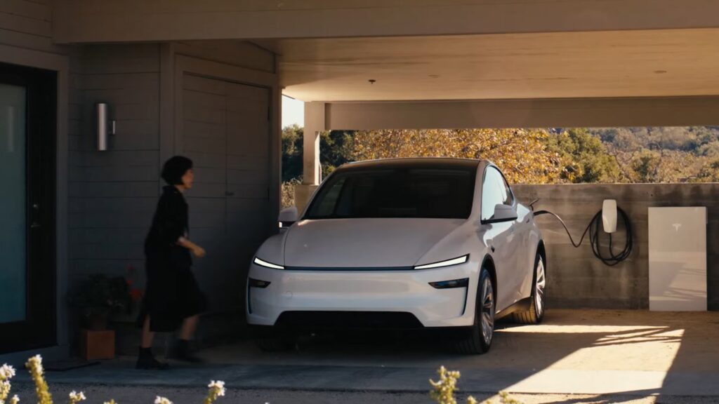 Tesla Model Y sans barre lumineuse // Source : X (ex-Twitter) Tesla Model Y sans barre lumineuse // Source : X (ex-Twitter)