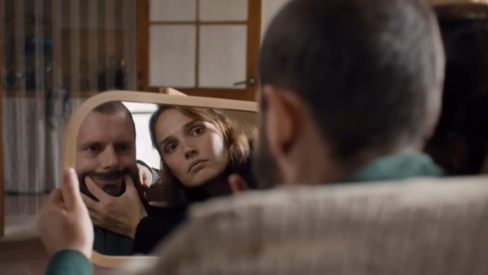 Hugo Becker et Camille Lou dans Tout le bleu du ciel. // Source : Netflix Hugo Becker et Camille Lou dans Tout le bleu du ciel. // Source : Netflix