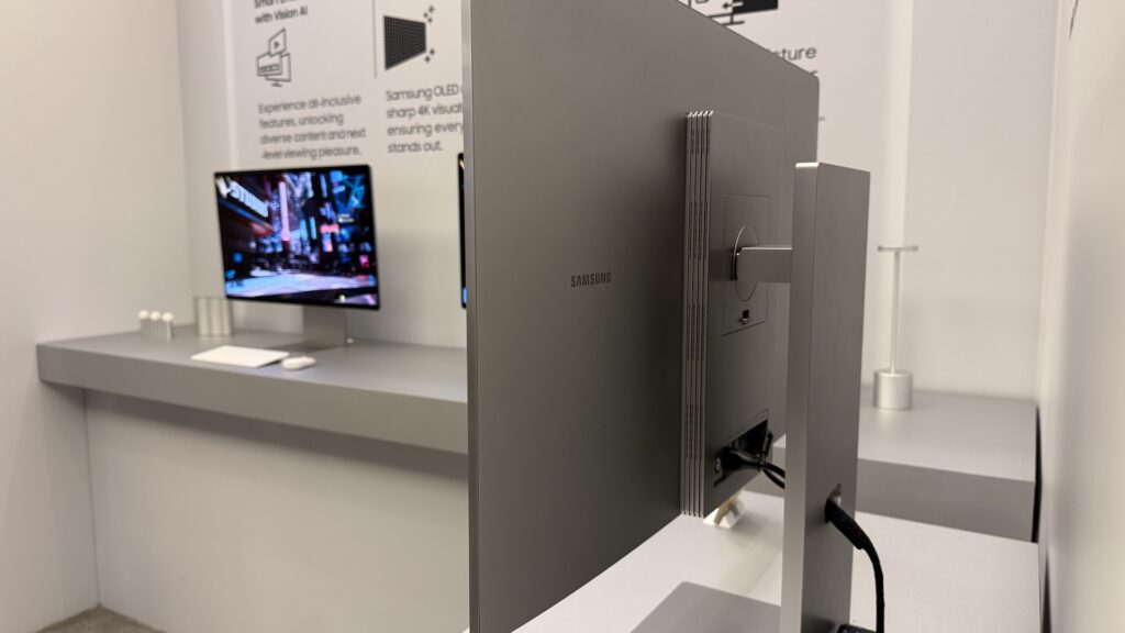 Samsung Smart Monitor M9 // Source : Nicolas Lellouche pour Numerama Samsung Smart Monitor M9 // Source : Nicolas Lellouche pour Numerama