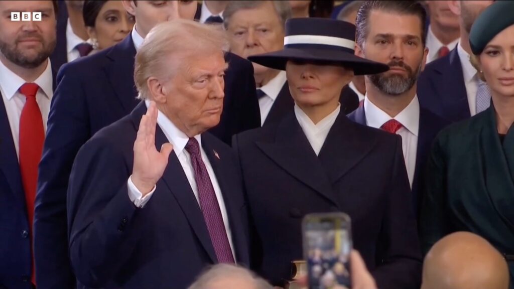 Trump en train de prêter serment lors de son investiture ce 20 janvier 2025. // Source : Image de la BBC Trump en train de prêter serment lors de son investiture ce 20 janvier 2025. // Source : Image de la BBC