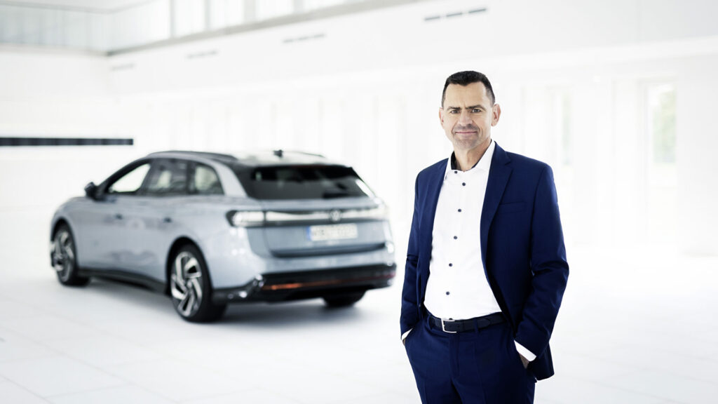 Martin Sander posant avec la Volkswagen ID.7 Tourer // Source : Volkswagen Martin Sander posant avec la Volkswagen ID.7 Tourer // Source : Volkswagen