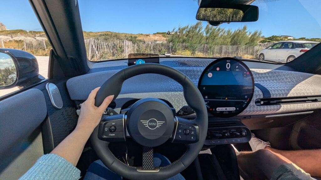 Au volant de la nouvelle Mini Cooper électrique // Source : Raphaelle Baut pour Numerama Au volant de la nouvelle Mini Cooper électrique // Source : Raphaelle Baut pour Numerama