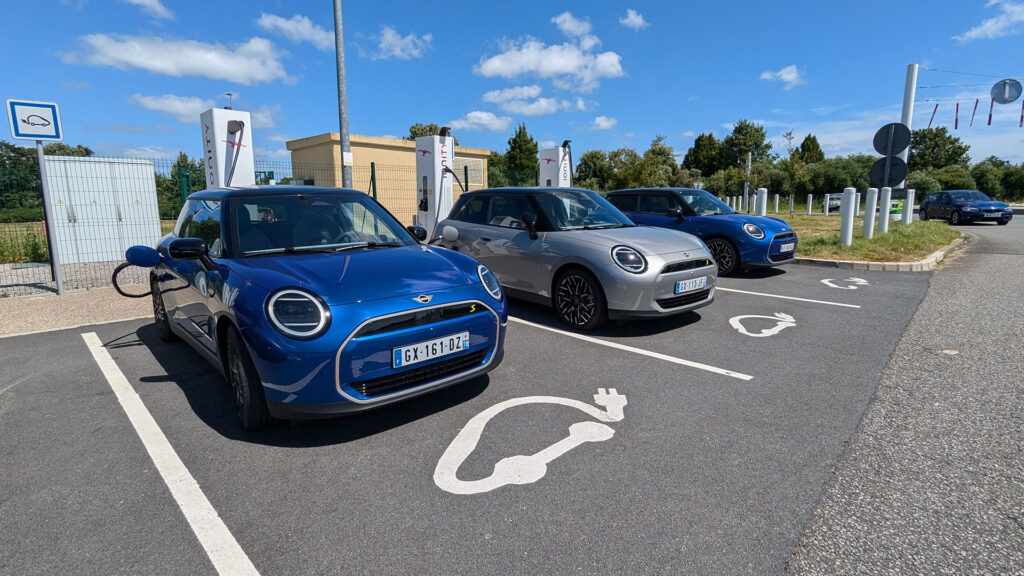 Recharge rapide de la Mini Cooper SE // Source : Raphaelle Baut pour Numerama Recharge rapide de la Mini Cooper SE // Source : Raphaelle Baut pour Numerama