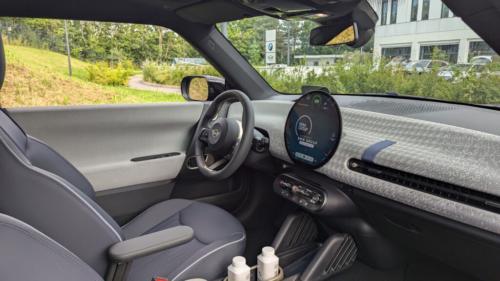 Intérieur moderne de la nouvelle Mini Cooper // Source : Raphaelle Baut pour Numerama Intérieur moderne de la nouvelle Mini Cooper // Source : Raphaelle Baut pour Numerama