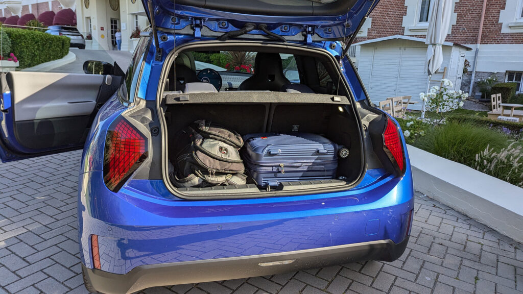 Toujours aussi petit ce coffre de Mini Cooper // Source : Raphaelle Baut pour Numerama Toujours aussi petit ce coffre de Mini Cooper // Source : Raphaelle Baut pour Numerama