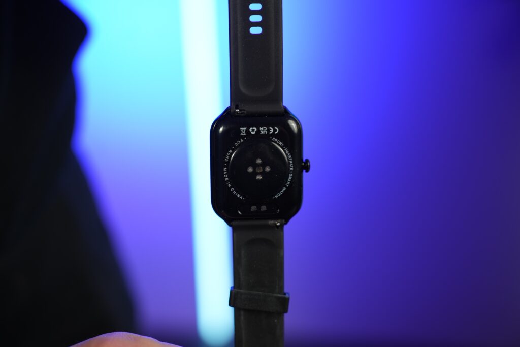 Une montre connectée qui ne coûte que 30 euros // Source : Alfred Tertrais pour Numerama Une montre connectée qui ne coûte que 30 euros // Source : Alfred Tertrais pour Numerama