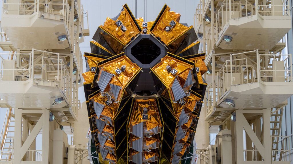 Satellites OneWeb installés à bord d'une fusée de SpaxeX. // Source : Flickr/CC/Eutelsat Group (photo recadrée) Satellites OneWeb installés à bord d'une fusée de SpaxeX. // Source : Flickr/CC/Eutelsat Group (photo recadrée)