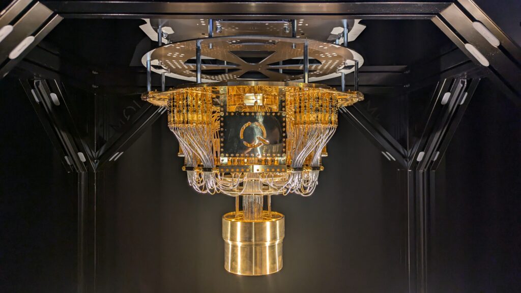 Le « chandelier » à l'intérieur de l'ordinateur quantique d'IQM, en Finlande. // Source : Numerama Le « chandelier » à l'intérieur de l'ordinateur quantique d'IQM, en Finlande. // Source : Numerama