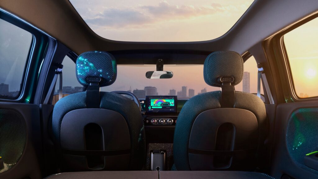 Le toit vitré, un élément qu'on ne devrait pas retrouver sur le modèle définitif.. // Source : Renault Le toit vitré, un élément qu'on ne devrait pas retrouver sur le modèle définitif.. // Source : Renault