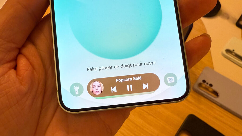 La Now Bar est la meilleure nouveauté de One UI 7, avec un widget toujours accessible en bas de l’écran. // Source : Numerama La Now Bar est la meilleure nouveauté de One UI 7, avec un widget toujours accessible en bas de l’écran. // Source : Numerama