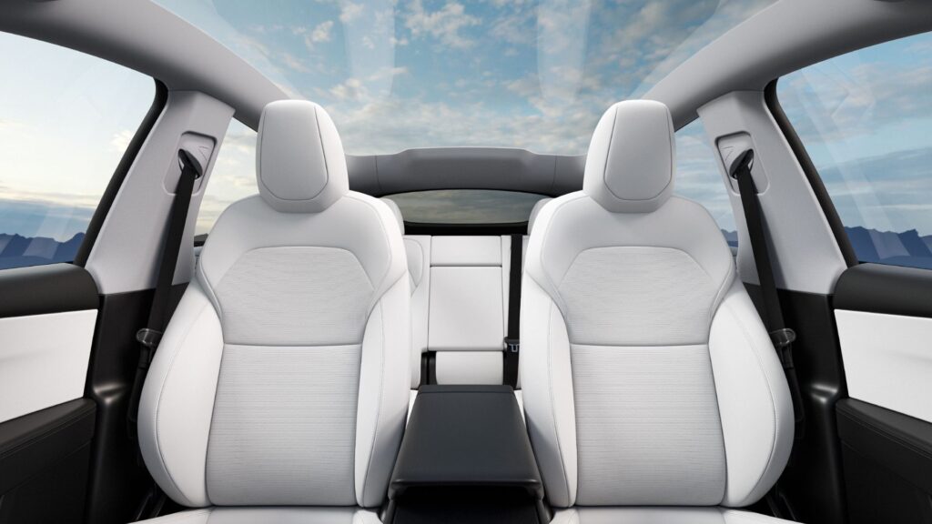 L'habitacle en blanc du Tesla Model Y (2025) // Source : Tesla L'habitacle en blanc du Tesla Model Y (2025) // Source : Tesla