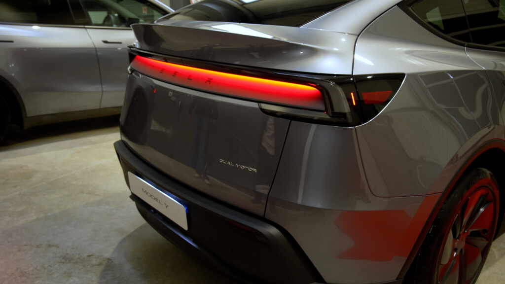Le nouveau Tesla Model Y (2025) // Source : Alfred Tertrais pour Numerama Le nouveau Tesla Model Y (2025) // Source : Alfred Tertrais pour Numerama
