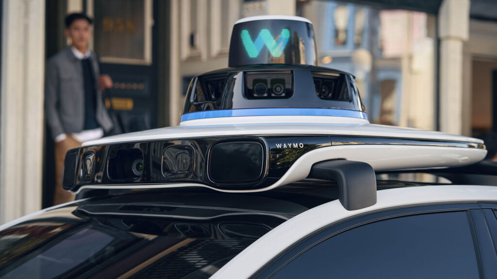 Les caméras et Lidar sur les actuelles Jaguar Waymo // Source : Waymo Les caméras et Lidar sur les actuelles Jaguar Waymo // Source : Waymo