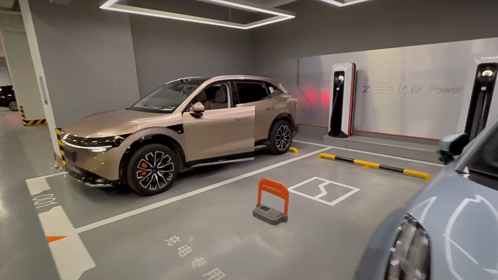 Le Zeekr 7X à une station de recharge en Chine // Source : Out of Spec Reviews via YouTube Le Zeekr 7X à une station de recharge en Chine // Source : Out of Spec Reviews via YouTube