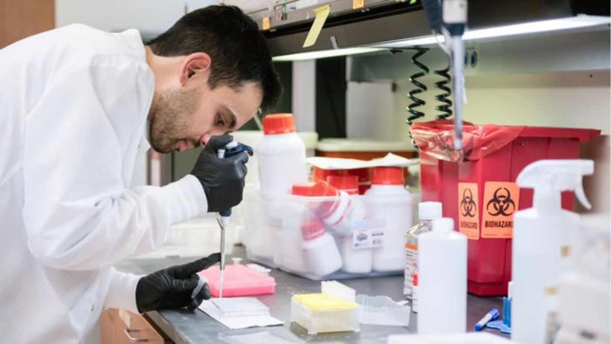 Les chercheurs des Gladstone Institutes développent un médicament qui imite les effets cellulaires de la thérapie à faible teneur en oxygène pour le traitement des maladies mitochondriales héréditaires. On voit ici Skyler Blume, premier auteur de la nouvelle étude. // Source : Michael Short/Gladstone Institutes Les chercheurs des Gladstone Institutes développent un médicament qui imite les effets cellulaires de la thérapie à faible teneur en oxygène pour le traitement des maladies mitochondriales héréditaires. On voit ici Skyler Blume, premier auteur de la nouvelle étude. // Source : Michael Short/Gladstone Institutes