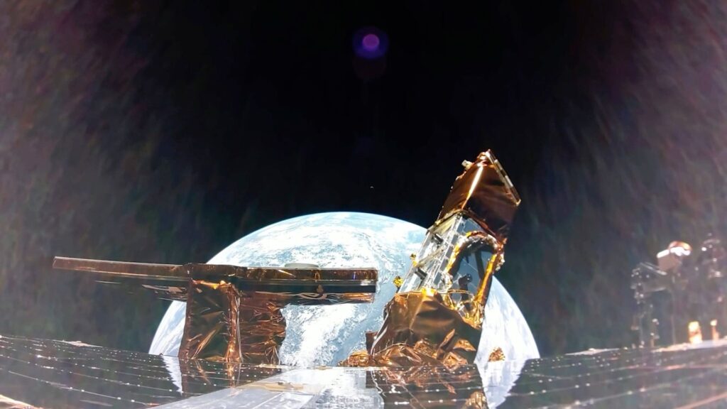 L'atterrisseur lunaire Blue Ghost de Firefly a capturé la Lune au loin et la Terre à l'horizon depuis son pont supérieur, montrant la charge utile LEXI et l'antenne en bande X. // Source : Firefly Aerospace L'atterrisseur lunaire Blue Ghost de Firefly a capturé la Lune au loin et la Terre à l'horizon depuis son pont supérieur, montrant la charge utile LEXI et l'antenne en bande X. // Source : Firefly Aerospace