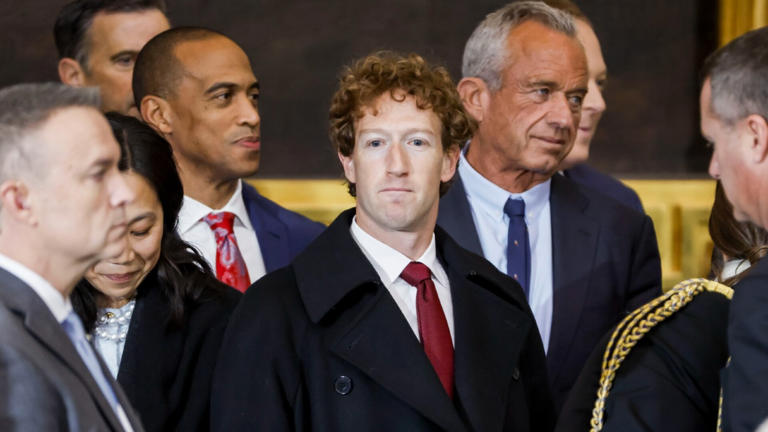 Mark Zuckerberg à la cérémonie d'inauguration de Donald Trump. // Source : Skynews Mark Zuckerberg à la cérémonie d'inauguration de Donald Trump. // Source : Skynews
