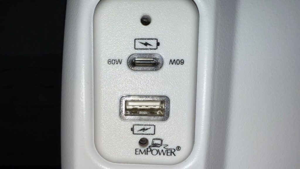 Dans les A220-300 d'Air France, on a désormais de l'USB-C. Dans les A220-300 d'Air France, on a désormais de l'USB-C.