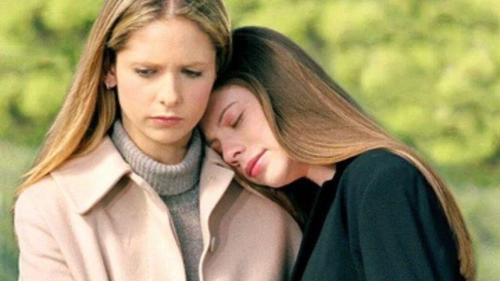 Buffy et Dawn dans Pour toujours. // Source : Buffy contre les vampires Buffy et Dawn dans Pour toujours. // Source : Buffy contre les vampires