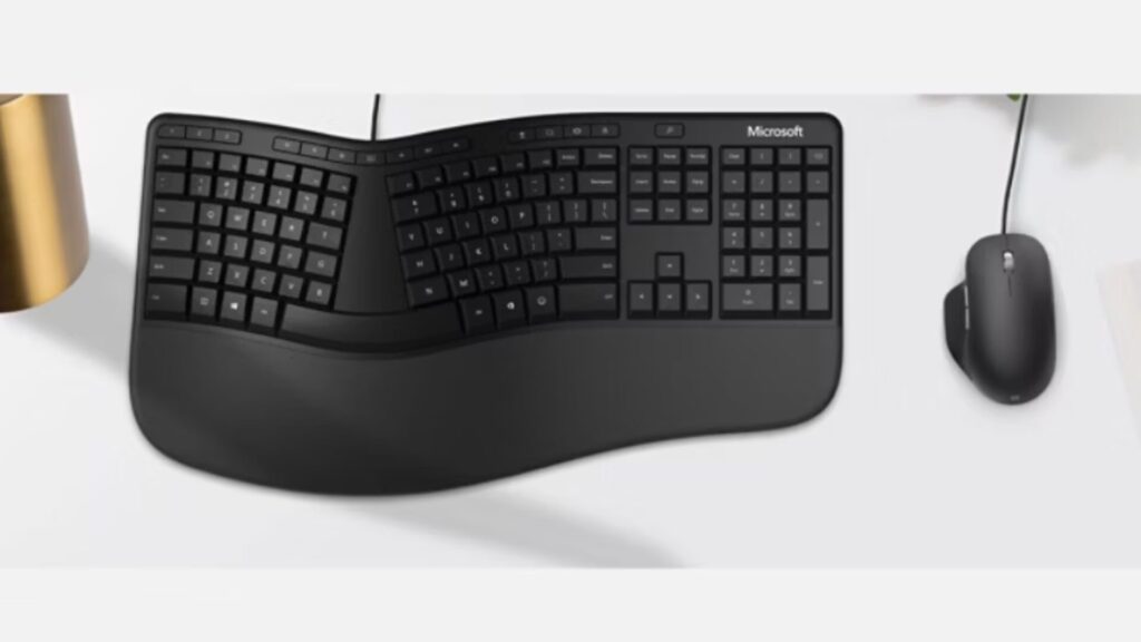 Ensemble clavier Noir et souris filaire ergonomique // Source : Microsoft Ensemble clavier Noir et souris filaire ergonomique // Source : Microsoft