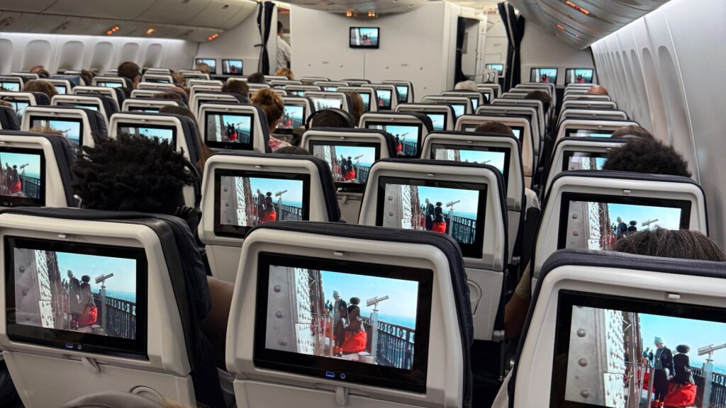 Aujourd'hui, dans les grands avions, tous les sièges sont équipés d'un écran individuel. // Source : Numerama Aujourd'hui, dans les grands avions, tous les sièges sont équipés d'un écran individuel. // Source : Numerama