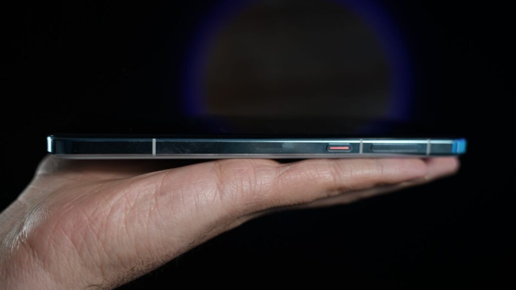 Le Honor Magic 7 Pro est très fin en main, son épaisseur est surtout au niveau du module caméra. Il utilise des batteries de nouvelle génération, qu'Apple et Samsung devraient adopter fin 2025. // Source : Alfred Tertrais / Numerama Le Honor Magic 7 Pro est très fin en main, son épaisseur est surtout au niveau du module caméra. Il utilise des batteries de nouvelle génération, qu'Apple et Samsung devraient adopter fin 2025. // Source : Alfred Tertrais / Numerama