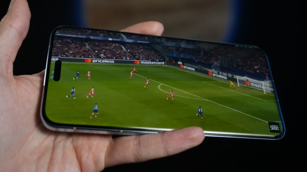 L'écran du Honor Magic 7 Pro est incurvé sur les quatre côtés. // Source : Alfred Tertrais / Numerama L'écran du Honor Magic 7 Pro est incurvé sur les quatre côtés. // Source : Alfred Tertrais / Numerama