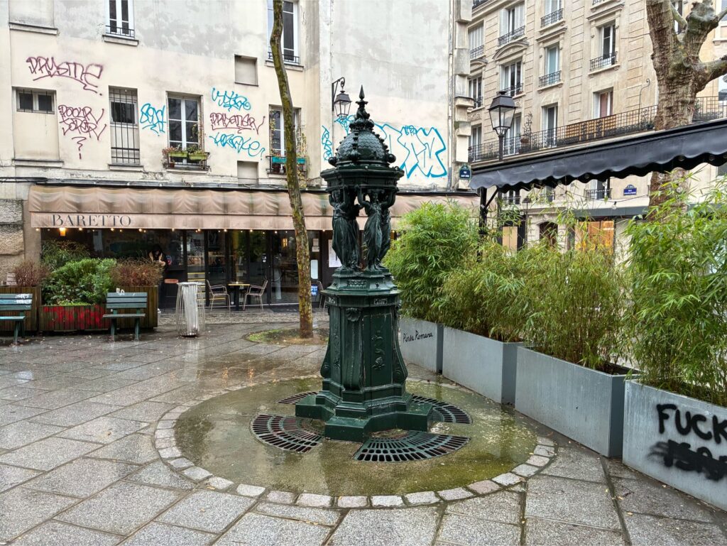 Les photos de l'iPhone 16e ne manquent pas de détails, on peut parfaitement zoomer sur un mur ou une fenêtre. Les photos de l'iPhone 16e ne manquent pas de détails, on peut parfaitement zoomer sur un mur ou une fenêtre.