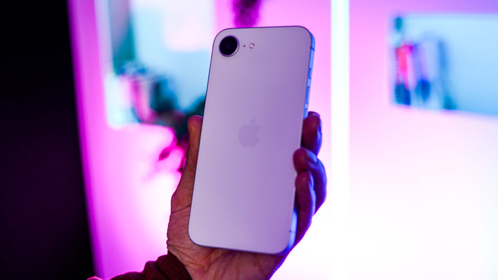 Apple iPhone 16e // Source : Nino Barbey / Numerama Apple iPhone 16e // Source : Nino Barbey / Numerama