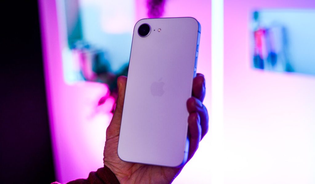 Apple iPhone 16e // Source : Nino Barbey / Numerama Apple iPhone 16e // Source : Nino Barbey / Numerama