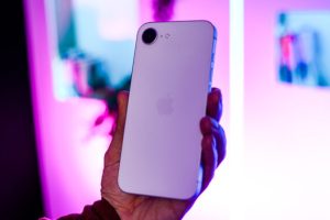 Apple iPhone 16e // Source : Nino Barbey / Numerama