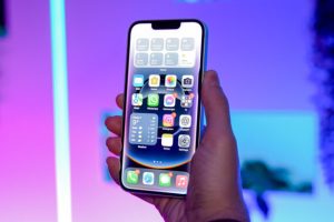 Apple iPhone 16e // Source : Nino Barbey / Numerama Apple iPhone 16e // Source : Nino Barbey / Numerama