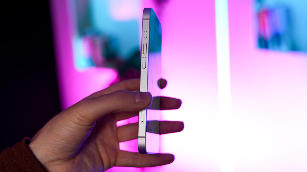 Apple iPhone 16e // Source : Nino Barbey / Numerama Apple iPhone 16e // Source : Nino Barbey / Numerama
