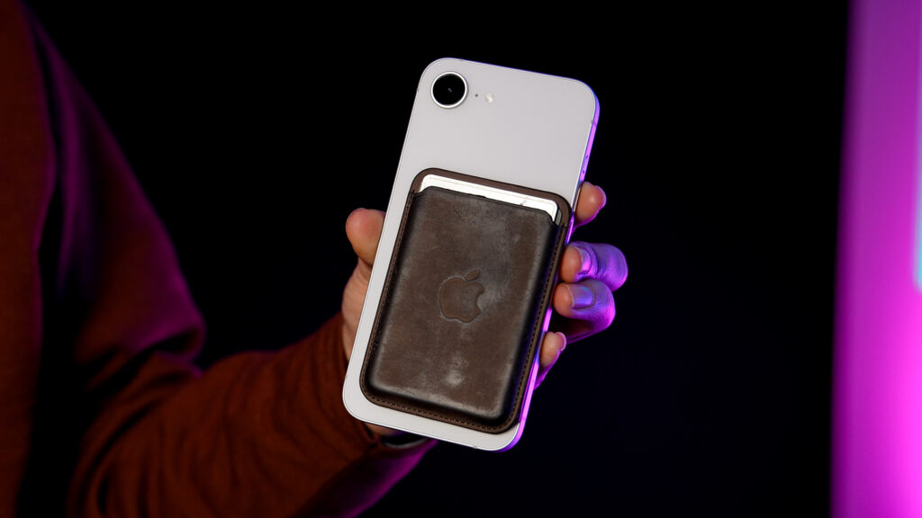 Apple iPhone 16e // Source : Nino Barbey / Numerama Apple iPhone 16e // Source : Nino Barbey / Numerama