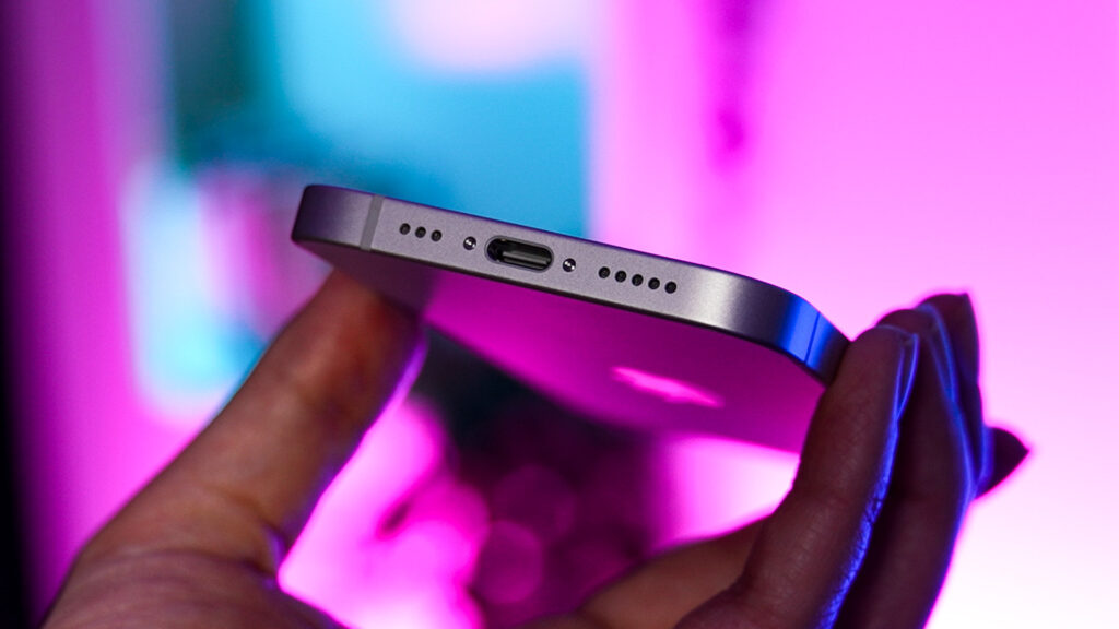 L.a symétrie parfaite, une des caractéristiques de l'iPhone 16e. Apple n'a pas toujours été un bon élève en la matière. Apple iPhone 16e // Source : Nino Barbey / Numerama L.a symétrie parfaite, une des caractéristiques de l'iPhone 16e. Apple n'a pas toujours été un bon élève en la matière. Apple iPhone 16e // Source : Nino Barbey / Numerama