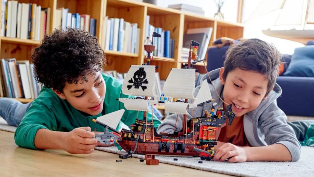 Lego Le bateau pirate // Source : Lego Lego Le bateau pirate // Source : Lego