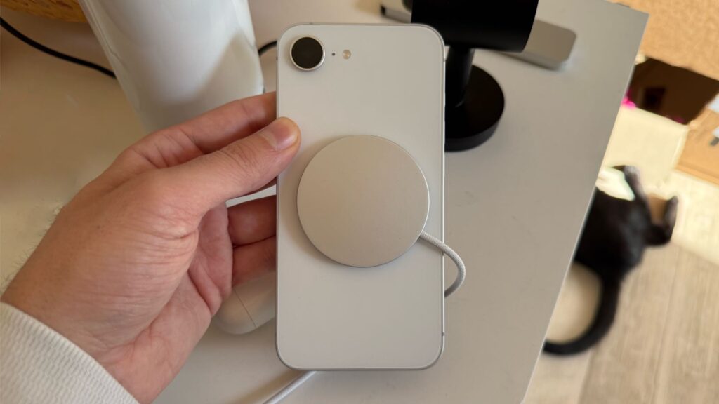 Un chargeur MagSafe tient étrangement très bien sur un iPhone 16e. Il se décale de temps en temps, mais la charge continue. // Source : Numerama Un chargeur MagSafe tient étrangement très bien sur un iPhone 16e. Il se décale de temps en temps, mais la charge continue. // Source : Numerama