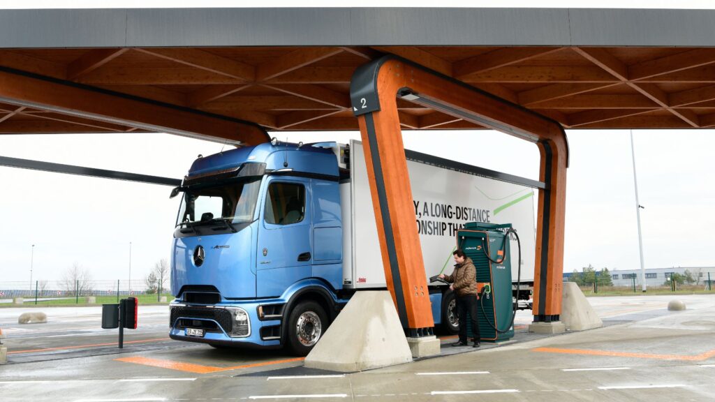 Le Mercedes eActros 600 // Source : Daimler Truck Le Mercedes eActros 600 // Source : Daimler Truck