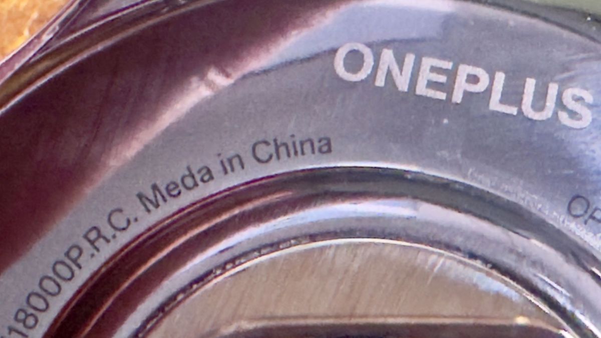 Une montre OnePlus Watch 3 avec inscrit « Meda in China » // Source : The Verge Une montre OnePlus Watch 3 avec inscrit « Meda in China » // Source : The Verge