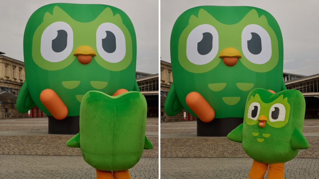 Duo au parvis de la Villette ce 24 février 2025 // Source : Duolingo Duo au parvis de la Villette ce 24 février 2025 // Source : Duolingo