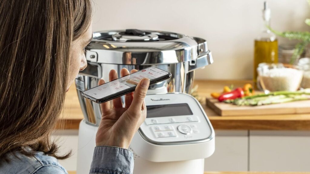 Le robot s'accompagne d'une application // Source : Moulinex Le robot s'accompagne d'une application // Source : Moulinex