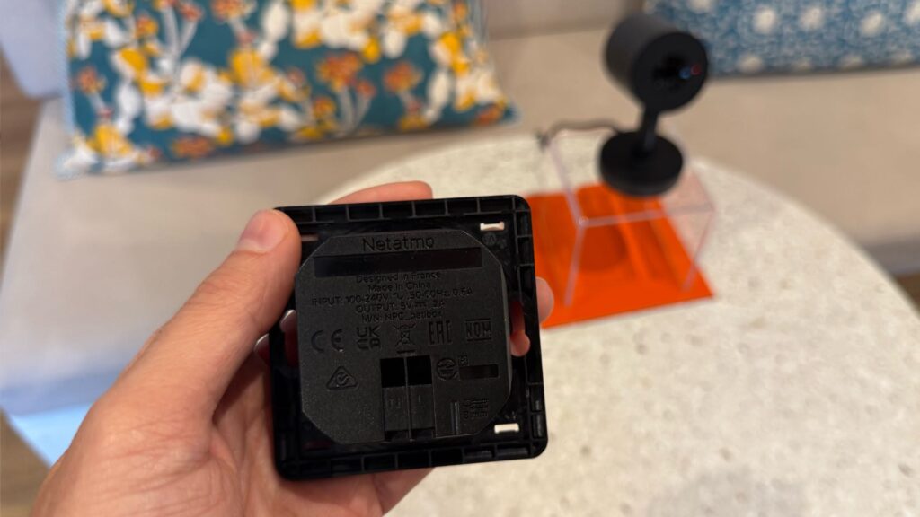 Ce support encastrable permet d'alimenter la caméra Netatmo sans fil visible. Un anneau en métal permet ensuite de cacher le support. // Source : Numerama Ce support encastrable permet d'alimenter la caméra Netatmo sans fil visible. Un anneau en métal permet ensuite de cacher le support. // Source : Numerama