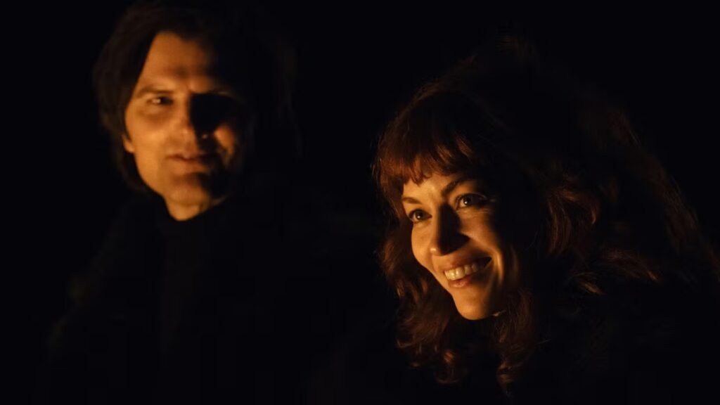 Mark et Helly, baignés de rouge dans Severance // Source : Apple TV+ Mark et Helly, baignés de rouge dans Severance // Source : Apple TV+